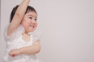 逆さバイバイは自閉症の証拠？原因分析でわかる自閉症の特徴と対処法