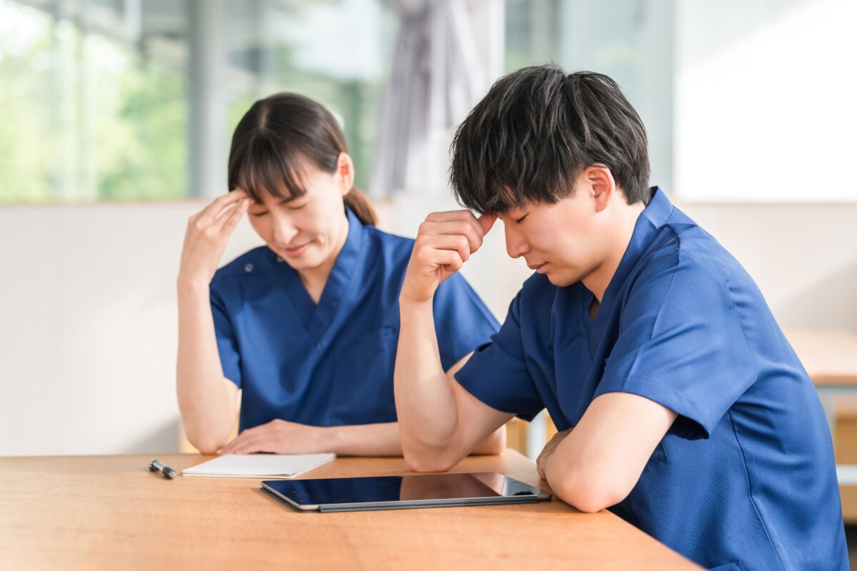 悩む障害福祉サービススタッフたち
