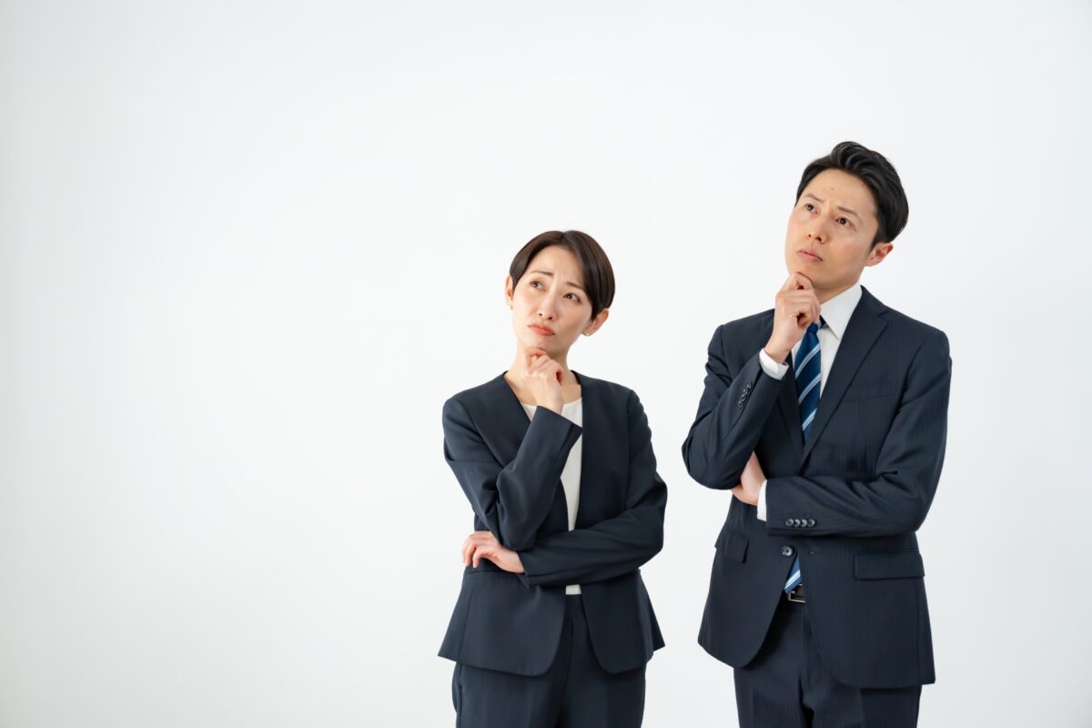 考える男女のビジネスマン